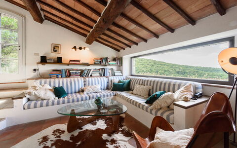 Villa Poggio La Croce: Meubles, Design Intérieur, Canapé, Mur, Bois, Sol, Salon, Domicile, Pièce, Sol