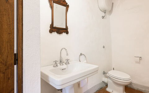 Villa Poggio La Croce: Lavabo, Luminaire Plomberie, Mur, Évier, Salle De Bains, Robinet, Plomberie, Design Intérieur, Sol, Sol