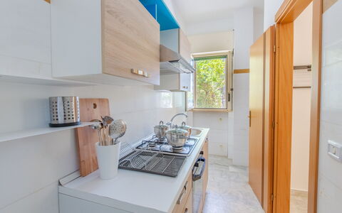 Villa Asami: Cuisine, Principaux Appliance, Comptoir, Bois, Sol, Appareil De Cuisine, Design Intérieur, Sol, Cabinetry, Evier