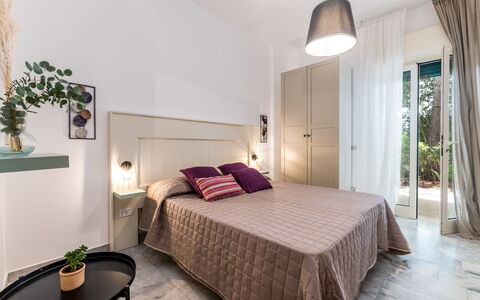 Villa Coralia: Design Intérieur, Meubles, Sol, Plafond, Chambre, Textile, Sol, Pièce, Domicile, Lit