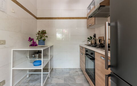 Villa Coralia: Sol, Comptoir, Design Intérieur, Cuisine, Cabinetry, Bois, Sol, Meubles, Appareil De Cuisine, Principaux Appliance
