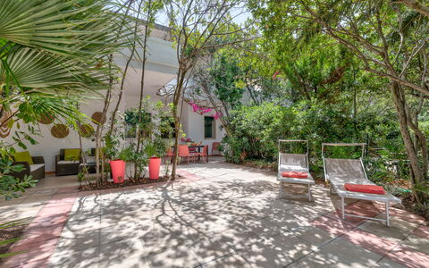 Villa Coralia: Rose, Pot De Fleur, Jardin, Ombre, Plante D'Appartement, Hacienda, Chaise, Cour, Arrière-Cour, Cour