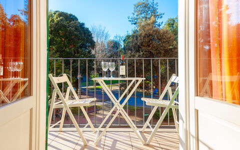 Ca Du Checcu: Bois, Meubles, Chaise, Porche, Mobilier De Jardin, Tache De Bois, Balcon, Plate-Forme, Table Cuisine Et Salle A Manger, Eco Hôtel