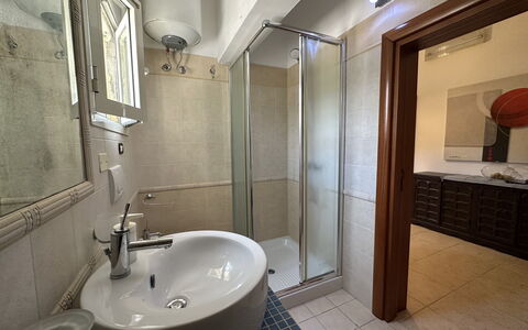 Villa Azzurra: Sol, Sol, Design Intérieur, Luminaire Plomberie, Salle De Bains, Bois, Évier, Meubles, Lavabo, Robinet