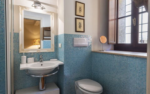 Villa Zambra: Salle De Bains, Lavabo, Luminaire Plomberie, Design Intérieur, Évier, Sol, Sol, Robinet, Miroir, Plomberie