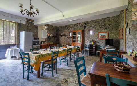 Villa Gelsi: Meubles, Table, Table Cuisine Et Salle A Manger, Plafond, Design Intérieur, Chaise, Salle À Manger, Restaurant, Nappe De Table, Luminaire