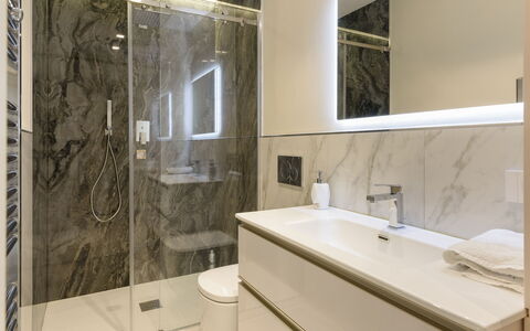 Villa Fiumetto: Sol, Sol, Luminaire Plomberie, Design Intérieur, Salle De Bains, Miroir, Armoire De Toilette, Lavabo, Plomberie, Robinet