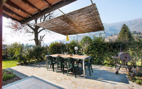 Villa Camaiore: Meubles, Ombre, Mobilier De Jardin, Tableau De Plein Air, Chaise, Jardin, Chaîne De Montagnes, Structure En Plein Air, Eco Hôtel, Dalle