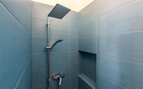 Villa Eufriama: Sol, Luminaire Plomberie, Sol, Tete De Douche, Salle De Bains, Douche, Tuile, Panneau De Douche, Bar De Douche, Plomberie