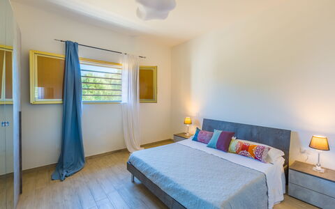 Villa Eufriama: Design Intérieur, Sol, Sol, Meubles, Bois, Plafond, Lit, Pièce, Éclairage, Chambre