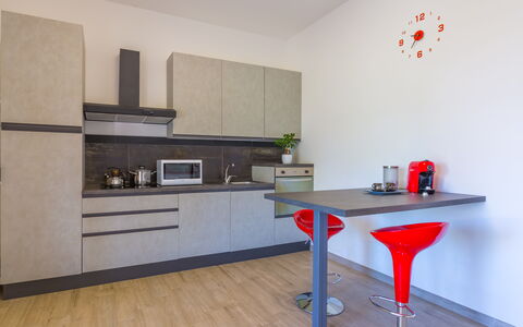 Villa Eufriama: Meubles, Cuisine, Sol, Comptoir, Appareil De Cuisine, Design Intérieur, Bois, Cabinetry, Sol, Principaux Appliance