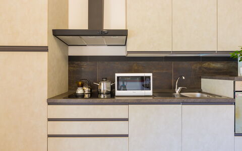 Villa Eufriama: Cuisine, Comptoir, Appareil De Cuisine, Cabinetry, Design Intérieur, Bois, Meubles, Principaux Appliance, Sol, Électroménager