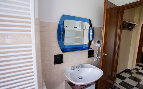 Miralago: Design Intérieur, Luminaire Plomberie, Plomberie, Lavabo, Salle De Bains, Miroir, Robinet, Évier, Tuile