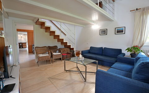 Villa Alex: Meubles, Design Intérieur, Sol, Canapé, Bois, Sol, Plafond, Pièce, Table, Salon