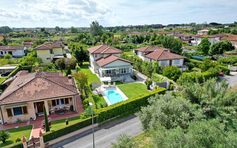 Villa Alex: Zone Résidentielle, Maison, Domicile, Toit, Quartier, Banlieue, Établissements Humains, Biens, Aménagement Paysager, Jardin