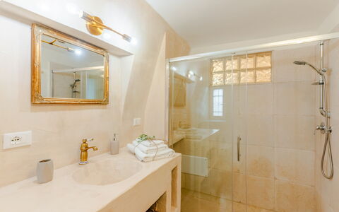 Casa Lea: Luminaire Plomberie, Salle De Bains, Mur, Design Intérieur, Sol, Lavabo, Bois, Sol, Robinet, Évier