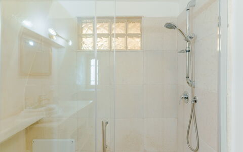 Casa Lea: Salle De Bains, Mur, Luminaire Plomberie, Design Intérieur, Sol, Tete De Douche, Sol, Douche, Plomberie, Éclairage
