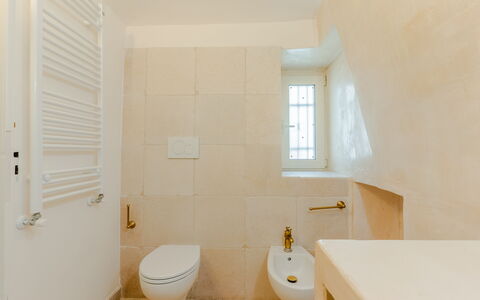 Casa Lea: Salle De Bains, Siège De Toilette, Sol, Luminaire Plomberie, Mur, Sol, Toilette, Design Intérieur, Plomberie, Tuile