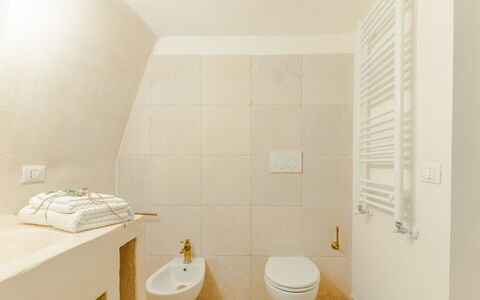 Casa Lea: Sol, Siège De Toilette, Sol, Mur, Salle De Bains, Toilette, Luminaire Plomberie, Bois, Design Intérieur, Plafond