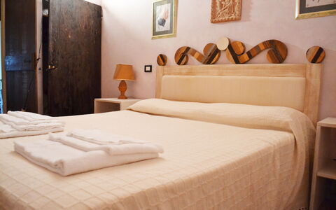 Appartamento Bellosguardo, Wifi, Near Perugia: Lit, Chambre, Mur, Bois, Design Intérieur, Drap De Lit, Literie, Meubles, Sol, Cadre De Lit