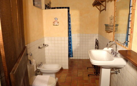 Appartamento Pietra Viva, Wifi, Near Perugia: Lavabo, Sol, Luminaire Plomberie, Mur, Sol, Design Intérieur, Salle De Bains, Bois, Évier, Robinet