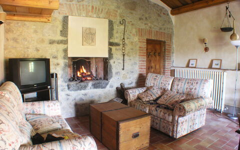 Appartamento Poggiolo, Wifi, Near Perugia: Meubles, Mur, Sol, Design Intérieur, Pièce, Table, Chaise, Salon, Canapé, Plafond