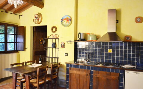 Appartamento La Vecchia Cedraia, Wifi, Perugia: Meubles, Design Intérieur, Bois, Sol, Cuisine, Pièce, Sol, Table Cuisine Et Salle A Manger, Plafond, Table