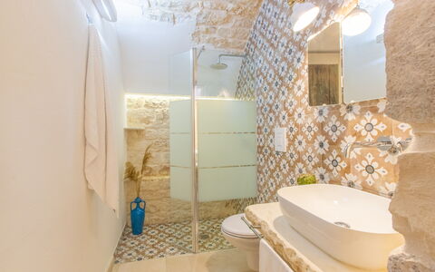 Lamia Del Vespro: Sol, Luminaire Plomberie, Design Intérieur, Salle De Bains, Sol, Toilette, Plomberie, Plafond, Tuile, Siège De Toilette