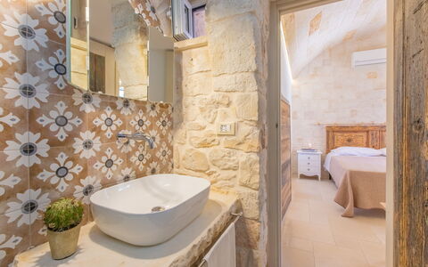 Lamia Del Vespro: Sol, Design Intérieur, Sol, Plafond, Luminaire Plomberie, Tuile, Salle De Bains, Mur De Pierre, Plomberie