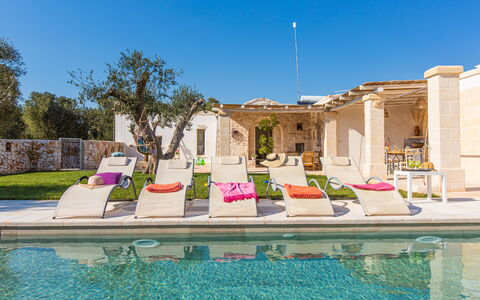 Lamia Del Vespro: Biens, Hacienda, Mobilier De Jardin, Villa, Piscine, Recours, Chaise, Manoir, Cour, Patio