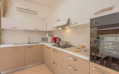 La Nuvola Sui Pedali: Cuisine, Appareil De Cuisine, Comptoir, Principaux Appliance, Bois, Cabinetry, Sol, Design Intérieur, Cuisinière, Évier