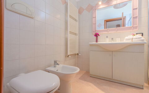 La Nuvola Sui Pedali: Sol, Design Intérieur, Sol, Luminaire Plomberie, Salle De Bains, Évier, Robinet, Pièce, Plomberie, Lavabo