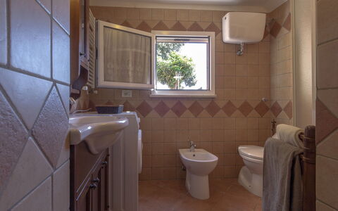 Casale La Pieve: Sol, Sol, Luminaire Plomberie, Design Intérieur, Salle De Bains, Évier, Éclairage, Plomberie, Robinet, Lavabo