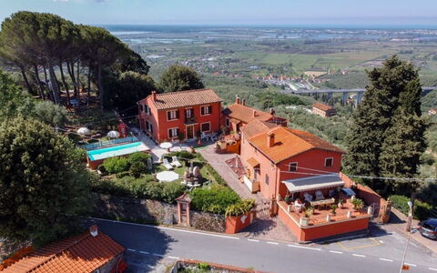Casale La Pieve: Recours, Piscine, Ville Resort, Mobilier De Jardin, Eco Hôtel, Villa, Hacienda, Village De Montagne