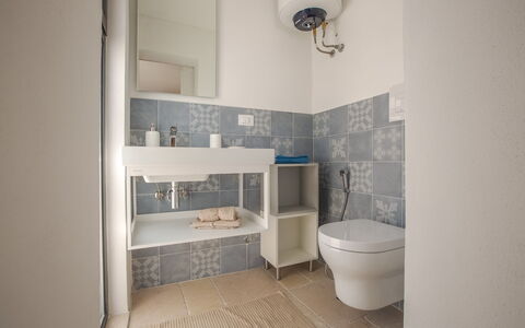Casa Bolero: Mur, Sol, Luminaire Plomberie, Sol, Siège De Toilette, Toilette, Salle De Bains, Design Intérieur, Tuile, Évier