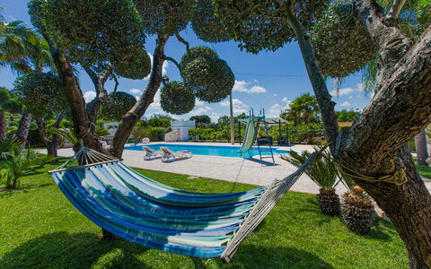 Trullo Poggio Con Piscina: Bleu, Arbre, Ombre, Loisir, Pelouse, Jardin, Piscine, Recours, Eco Hôtel, Aménagement Paysager