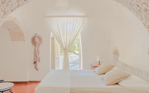 Trullo Poggio Con Piscina: Mur, Plafond, Design Intérieur, Sol, Meubles, Chambre, Chaise, Hôtel, Lit, Oreiller