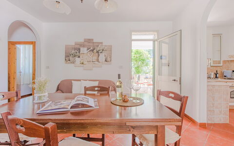 Trullo Poggio Con Piscina: Meubles, Design Intérieur, Sol, Plafond, Sol, Table, Chaise, Table Cuisine Et Salle A Manger, Salle À Manger, Pièce