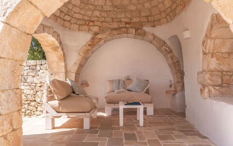 Masseria Le Monache: Mur, Meubles, Mur De Pierre, Brique, Matériau Naturel, Chaise, Salon, Plante D'Appartement, Oreiller