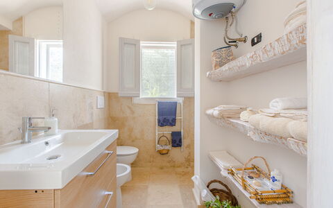 Trullo Della Quercia: Salle De Bains, Luminaire Plomberie, Mur, Sol, Sol, Design Intérieur, Lavabo, Toilette, Évier, Armoire De Toilette