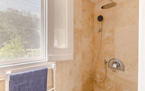 Trullo Della Quercia: Luminaire Plomberie, Mur, Salle De Bains, Sol, Plomberie, Sol, Robinet, Tete De Douche, Douche, Pièce