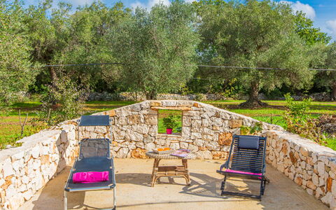 Trullo Della Quercia: Jardin, Mobilier De Jardin, Arrière-Cour, Ombre, Aménagement Paysager, Mur De Pierre, Chaise, Cour, Pelouse, Parc