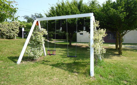 Silea Apartments, Pool, Garden, Treviso: Jardin, Balançoire, Pelouse, Équipement Extérieur Play, Ombre, Arrière-Cour, Cour, Aménagement Paysager, Parc, Terrain De Jeux