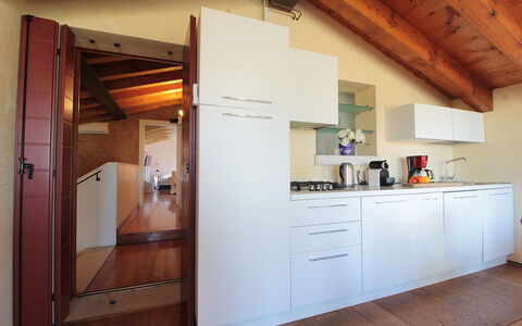 Silea Apartments, Pool, Garden, Treviso: Design Intérieur, Sol, Bois, Sol, Plafond, Meubles, Pièce, Domicile, Cabinetry, Cuisine