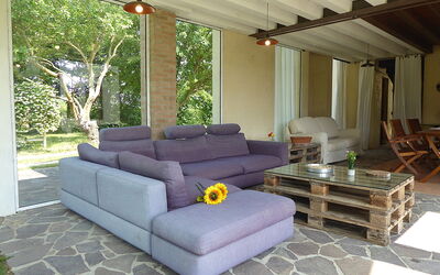 Andrea Apartment: Meubles, Canapé, Salon, Table Basse, Chaise, Mobilier De Jardin, Ombre, Dur