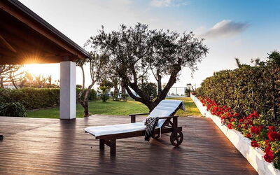 Cala Marina: Ombre, Jardin, Pelouse, Aménagement Paysager, Cour, Mobilier De Jardin, Structure En Plein Air, Eco Hôtel, Arrière-Cour, Villa