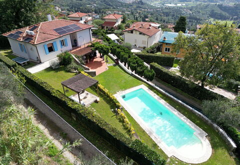 Villa Corsanico: Piscine, Zone Résidentielle, Maison, Toit, Établissements Humains, Domicile, Recours, Biens, Jardin, Eco Hôtel