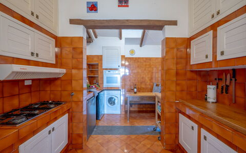 Villa Argentina: Cuisine, Sol, Comptoir, Bois, Design Intérieur, Principaux Appliance, Sol, Appareil De Cuisine, Cabinetry, Meubles