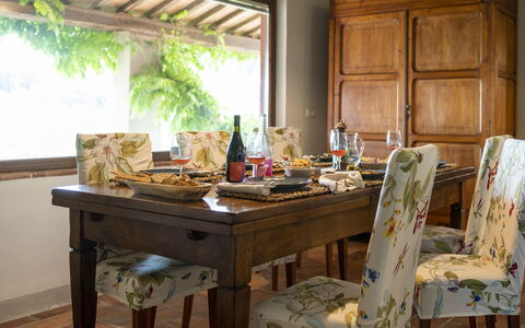 Villa delle Rose: Meubles, Design Intérieur, Table, Bois, Chaise, Table Cuisine Et Salle A Manger, Salle À Manger, Textile, Sol, Vaisselle