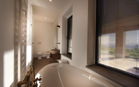 Podere Vigna Nuova: Design Intérieur, Mur, Luminaire Plomberie, Salle De Bains, Sol, Plafond, Baignoire, Sol, Éclairage, Plomberie